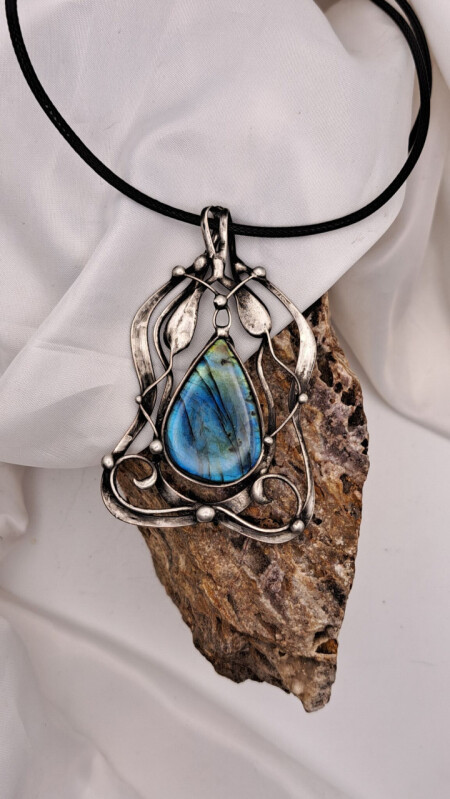 Labradoritový přívěsek