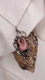 Přívěsek z rodonitu