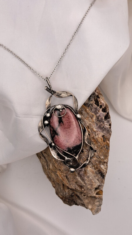 Přívěsek z rodonitu