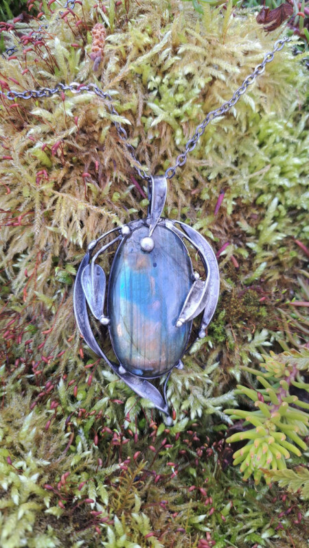 Velký labradoritový přívěsek