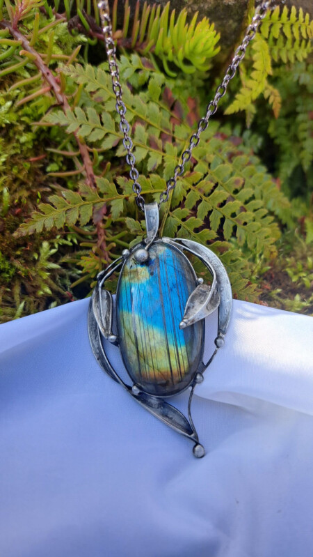 Velký labradoritový přívěsek