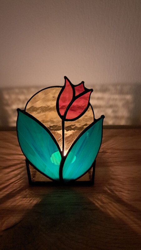 Svícen s tulipánem