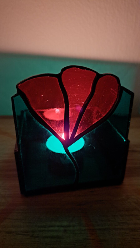 Svícen s červeným květem