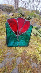 Svícen s červeným květem