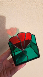 Svícen s červeným květem