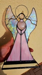 Růžový anděl s růženínem