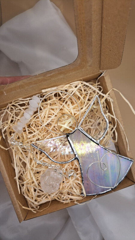 Andílek s křišťály