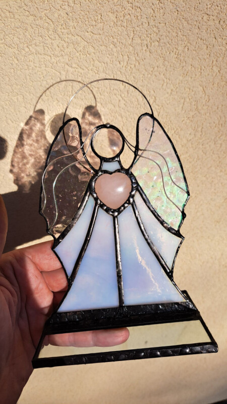 Bílý anděl s růženínem