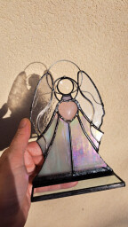 Stříbřitě šedý anděl s růženínem