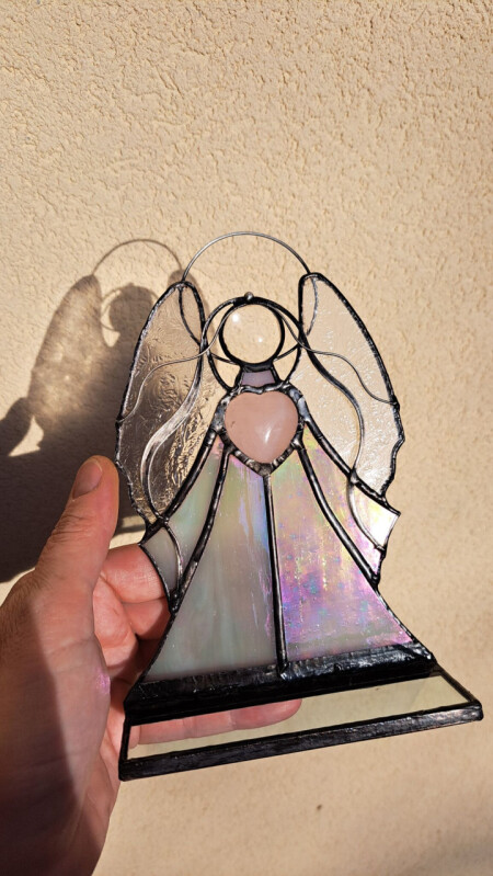 Stříbřitě šedý anděl s růženínem