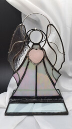 Stříbřitě šedý anděl s růženínem