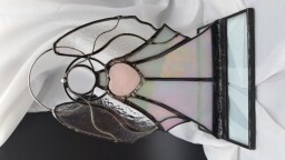 Stříbřitě šedý anděl s růženínem