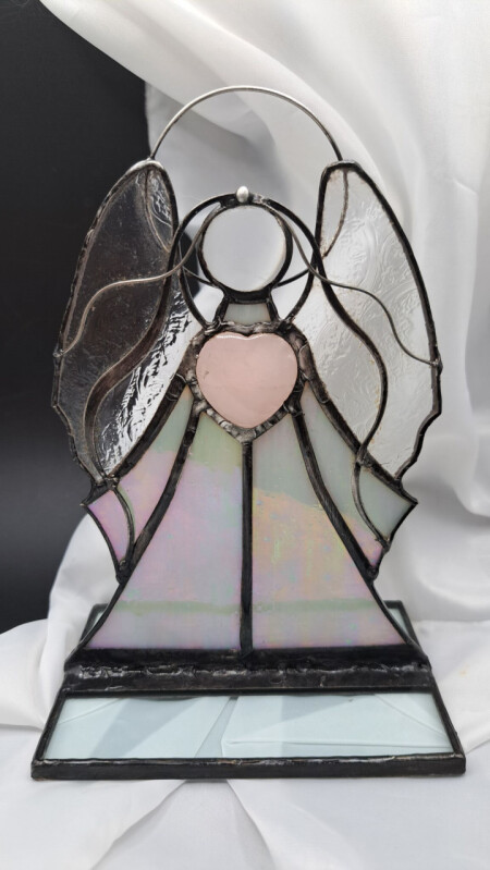 Stříbřitě šedý anděl s růženínem