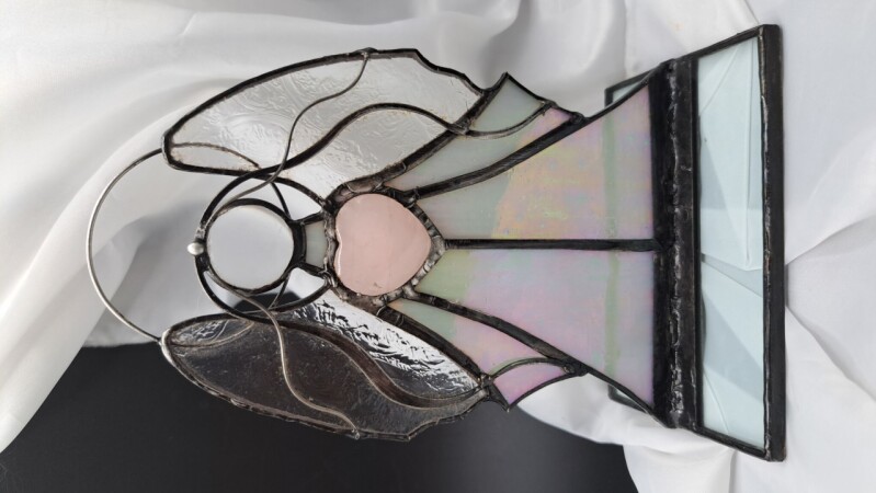 Stříbřitě šedý anděl s růženínem