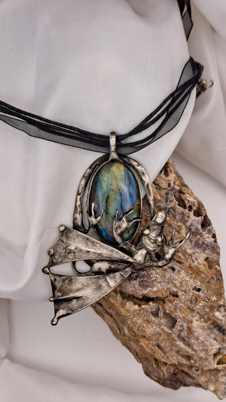 Dráček s labradoritem